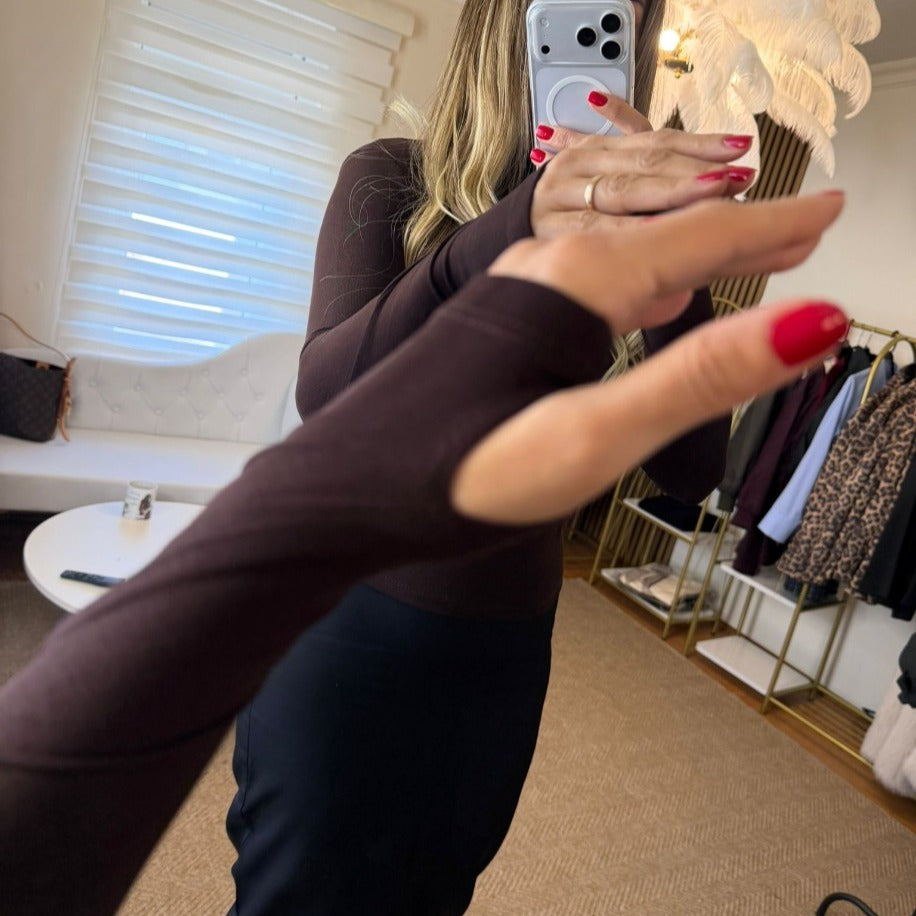 KAHVERENGİ PARMAK GEÇİRMELİ BLUZ