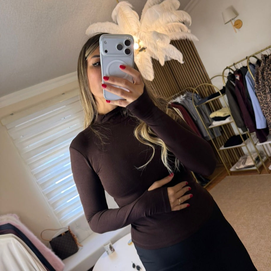 KAHVERENGİ PARMAK GEÇİRMELİ BLUZ