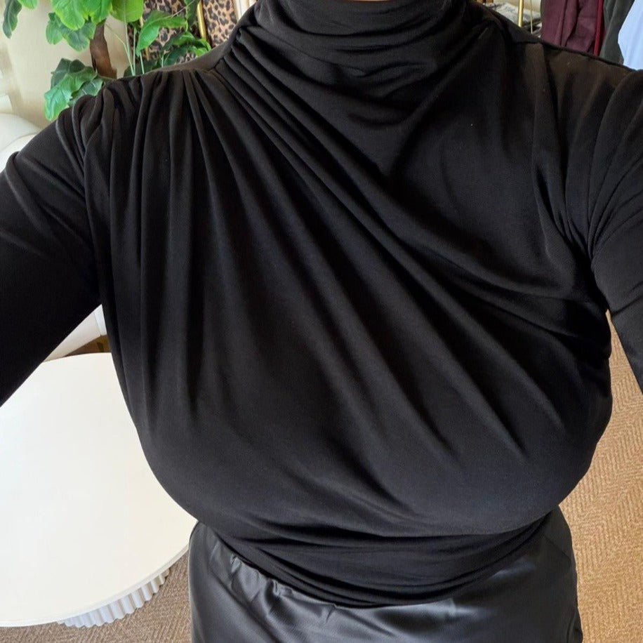 SANDY KUMAŞ DRAPELİ SİYAH BLUZ